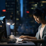 残業をする女性